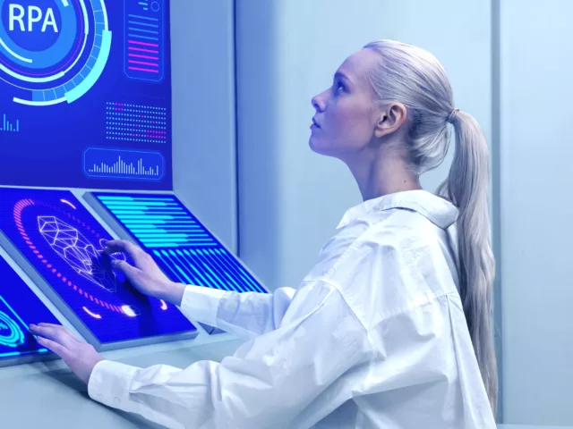 medium-shot-woman-with-computer
