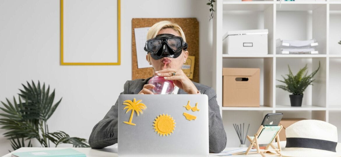 portrait-woman-office-prepared-summer-holiday