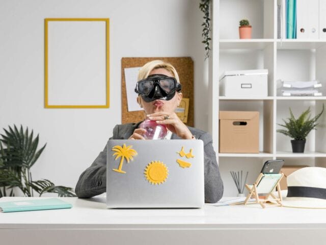 portrait-woman-office-prepared-summer-holiday